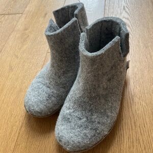 Youth glerup booties size 4